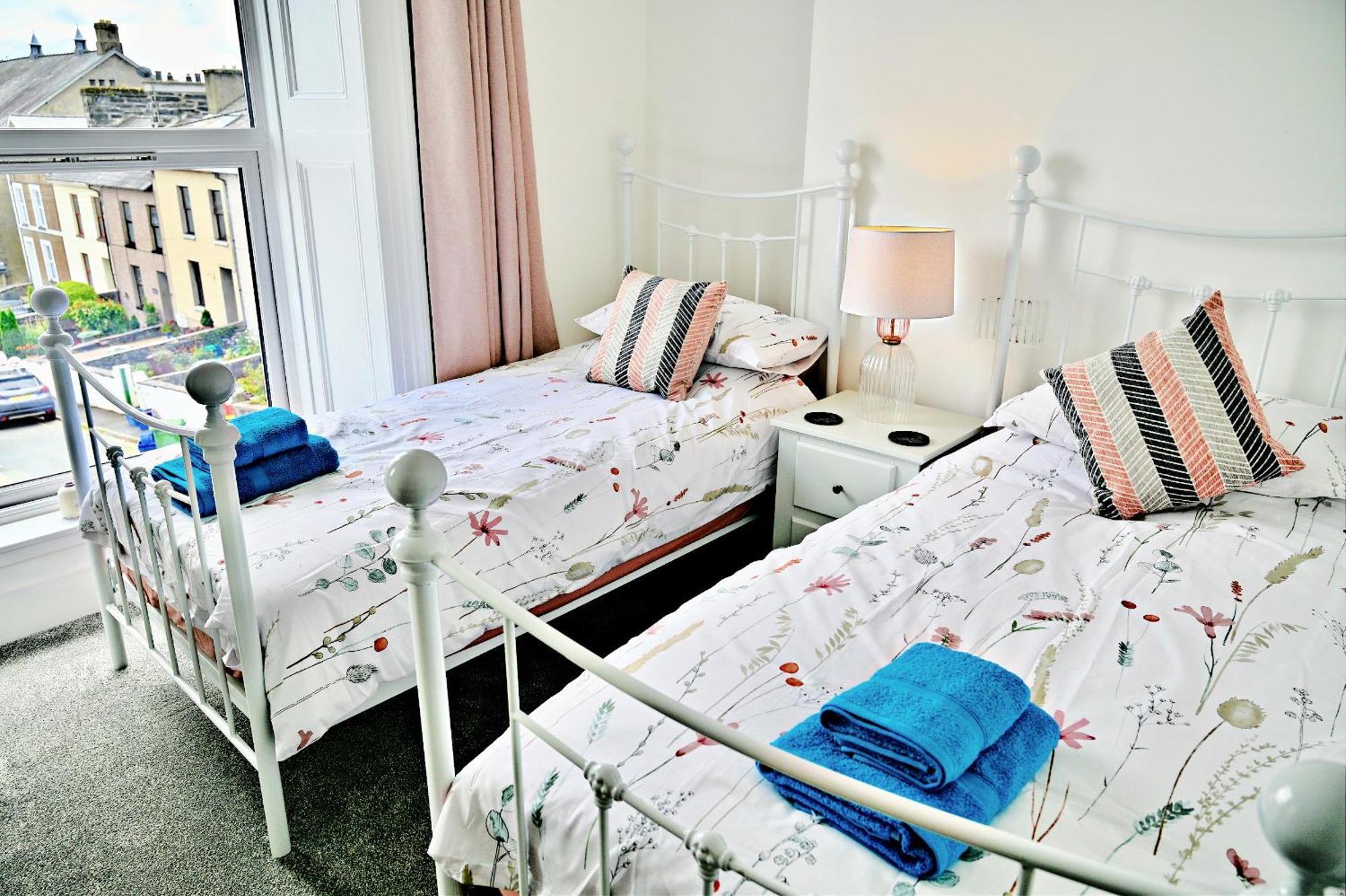 Porthmadog, Sleeps 11, 5 Bedrooms, 5 Bathrooms, Mountain Views Extérieur photo
